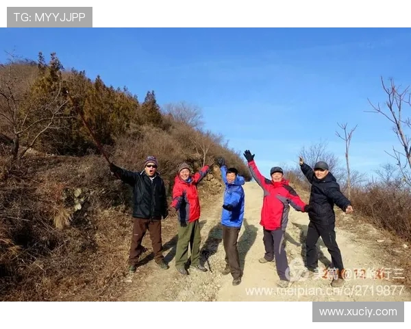 西宁 1200 名中老年人登山健步 银龄风采映秋光